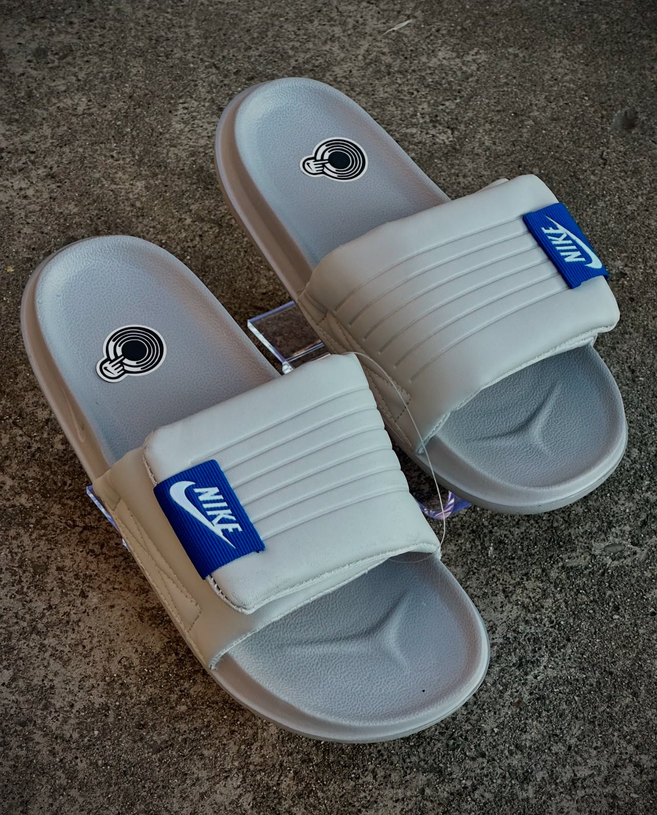 CHANCLAS NIKE GRIS