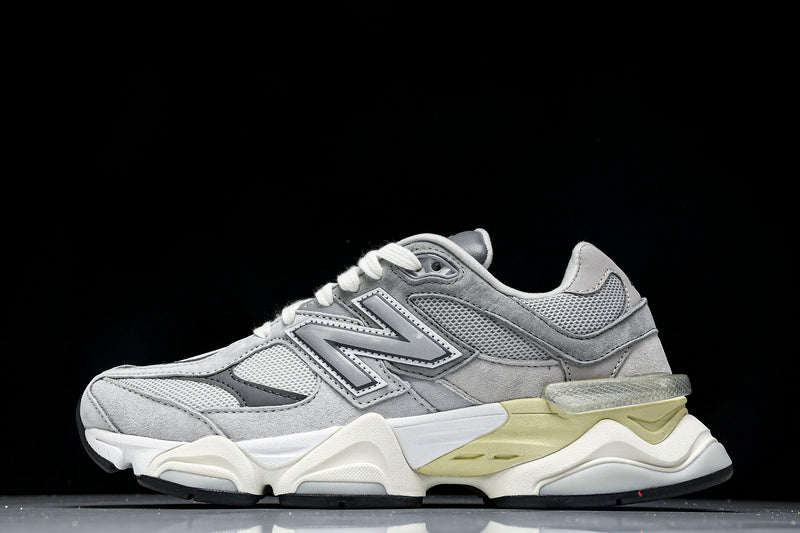 NEW BALANCE 9060 N GRIS DETALLES ROJO