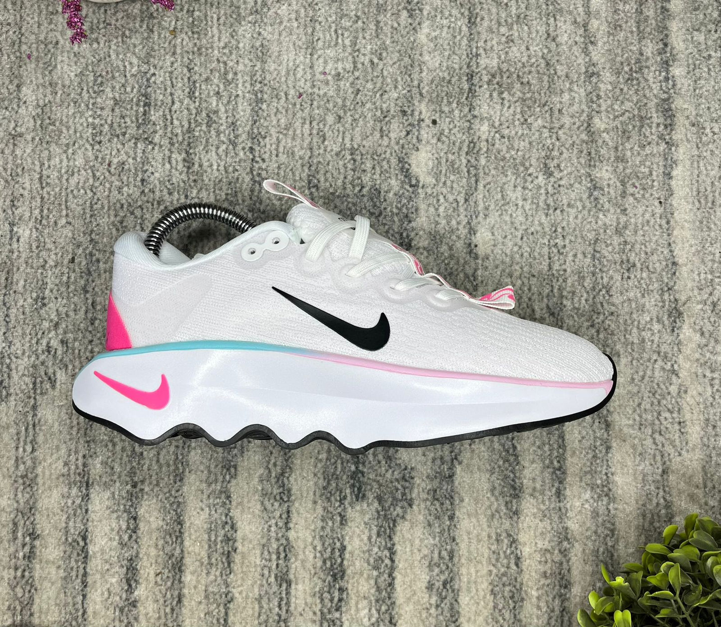 NIKE MOTIVA BLANCO FUCSIA